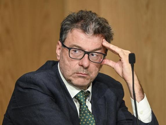 Spread giù e più entrate fiscali, ma Giorgetti: «Nessun tesoretto»
