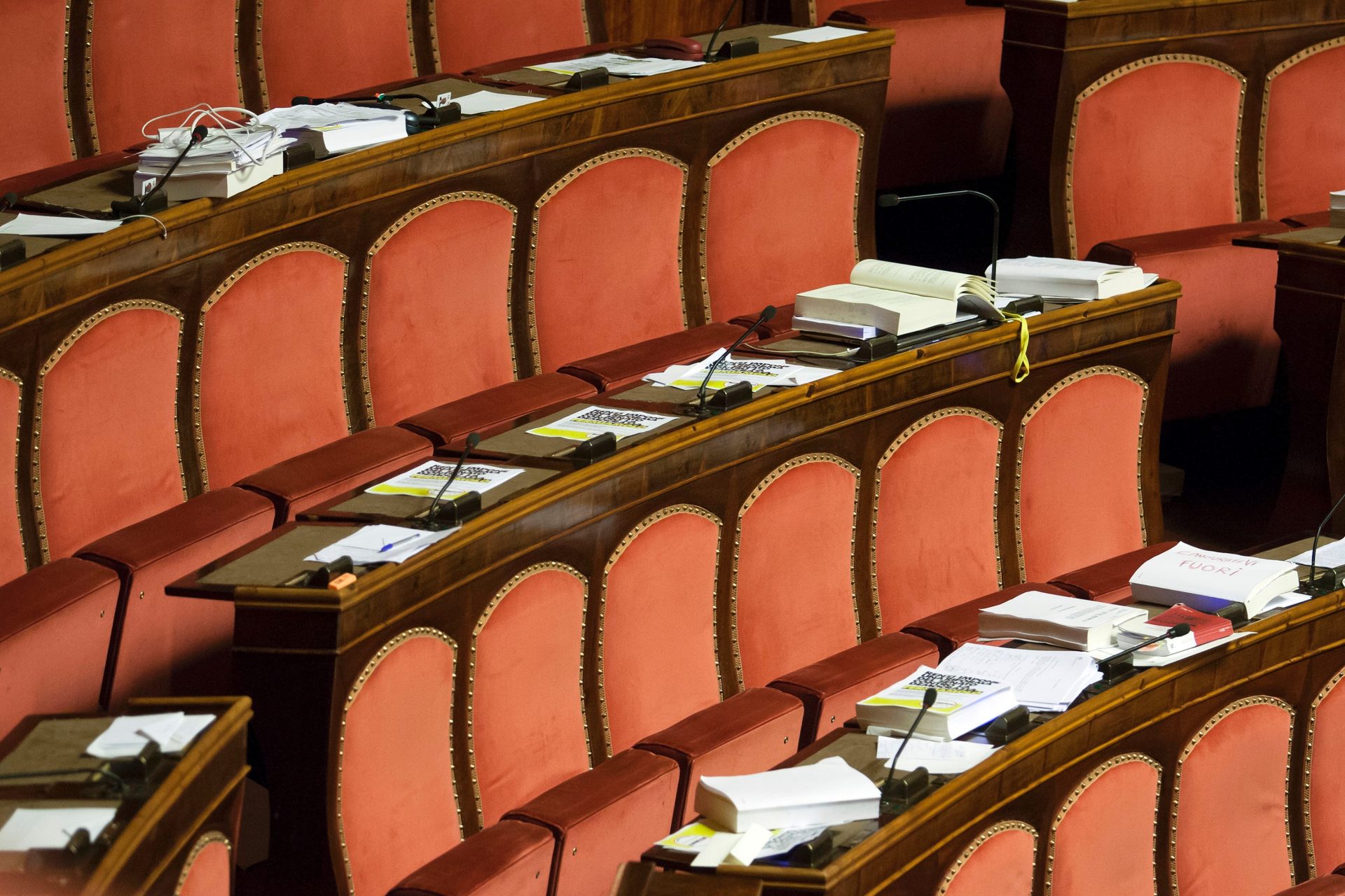 Parlamento umiliato dalle assenze